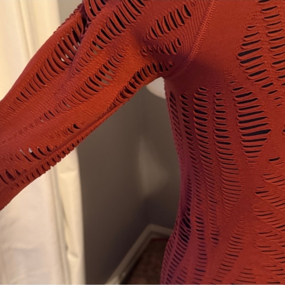 Alo Yoga Wanderer Seamless Ripped Long Sleeve - Rust - Small - Picture 8 of 11
